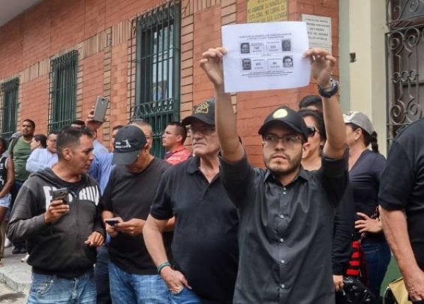 Kolombiya'da seçim gezisindeki FARC liderine protestolar