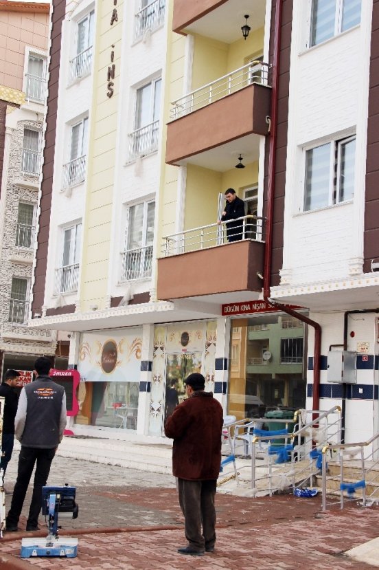 Kapısı kilitlenen pansiyonda mahsur kaldı