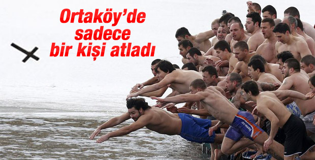 Ortaköy'de haç çıkarmaya bir kişi atladı