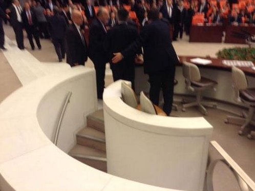 TBMM'de kavga! Vekil merdivenlerden düştü! - Resim: 3