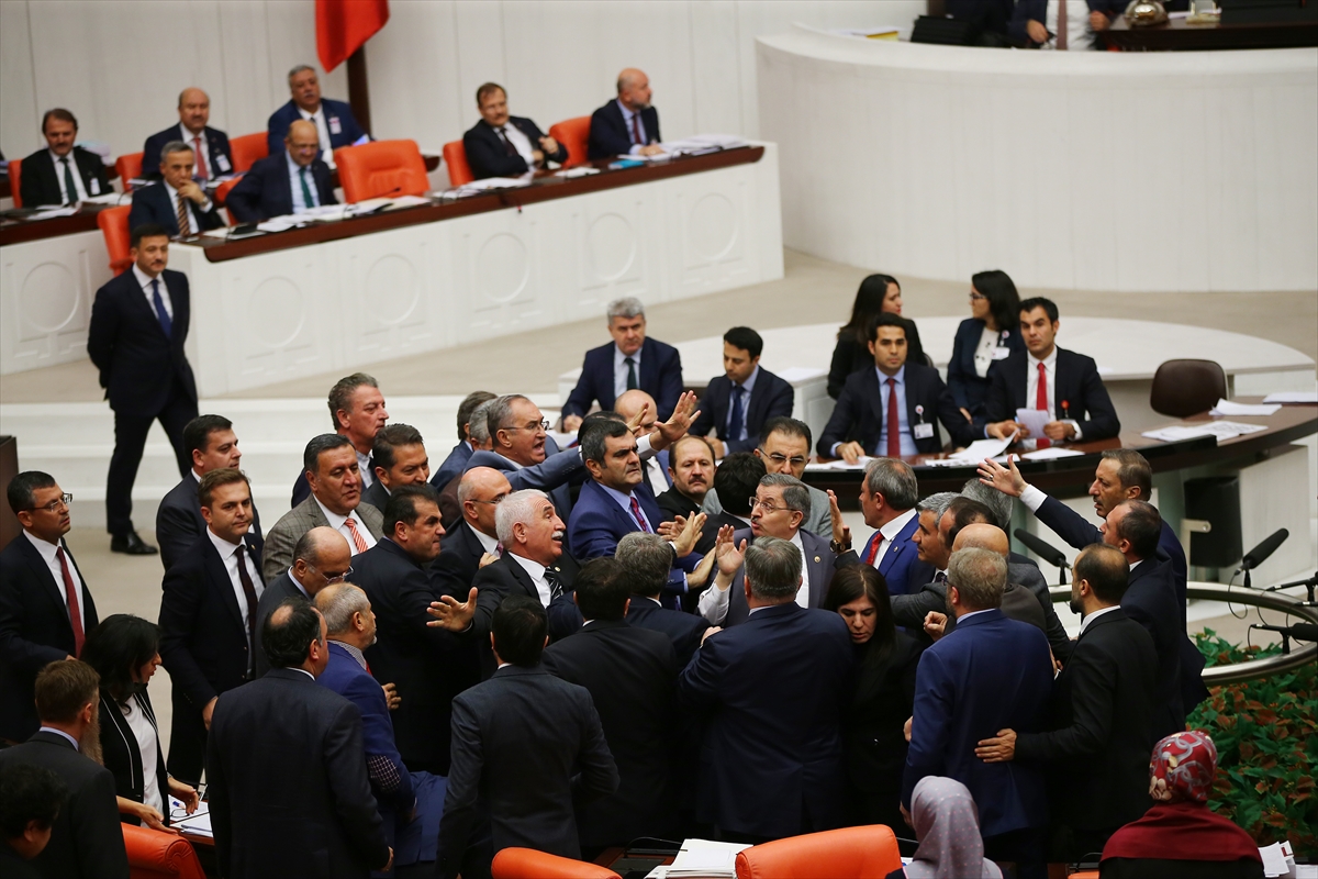 Meclis'te milletvekilleri yine kavga etti