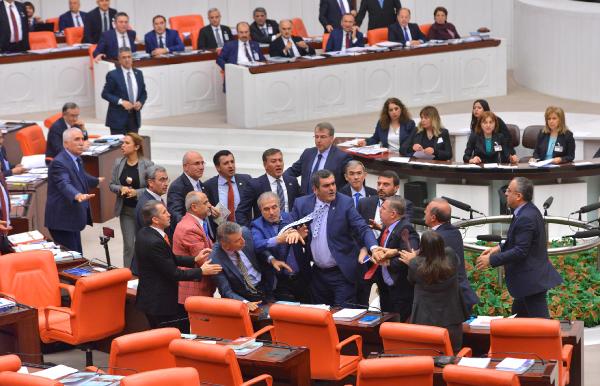 Meclis'te Alim Tunç'la Özgür Özel'in önlenen kavgası