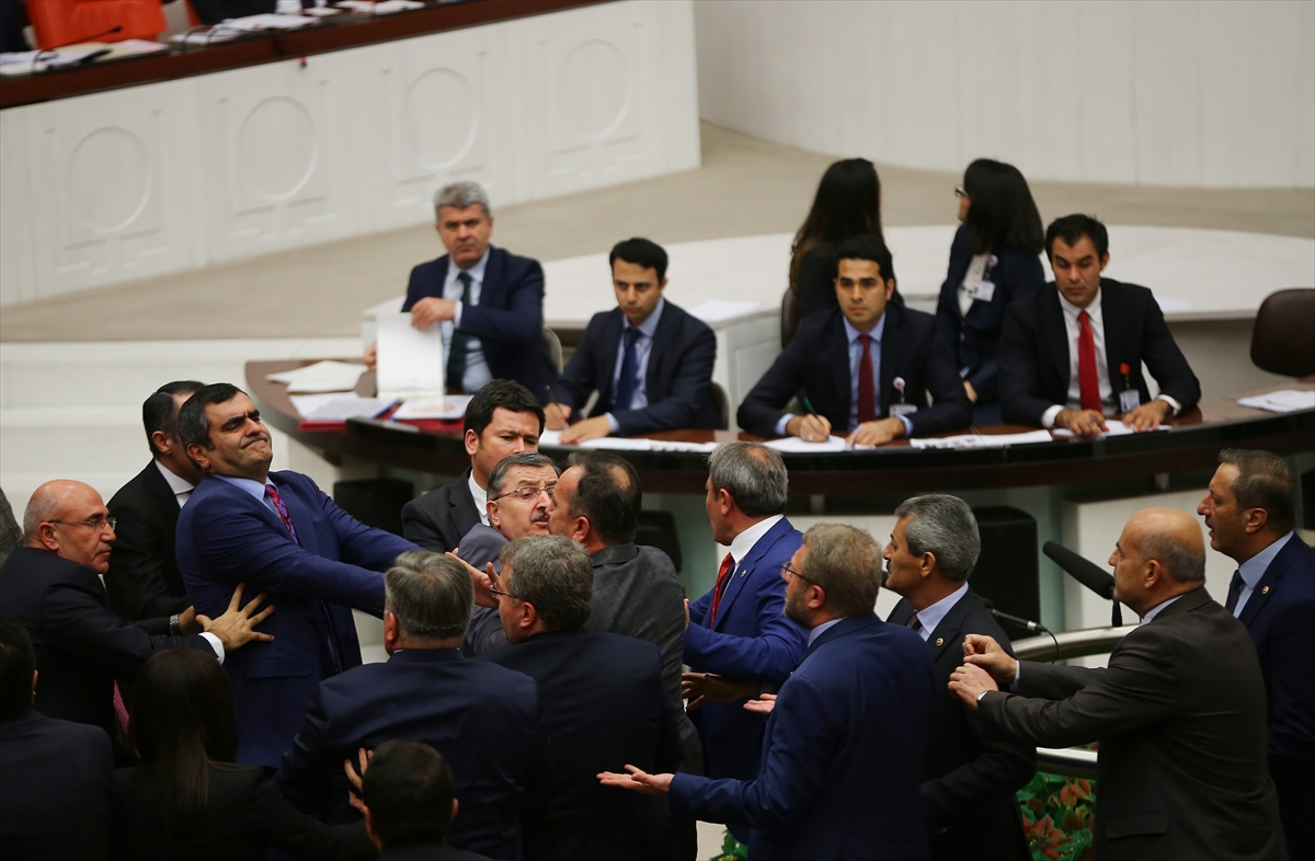 Meclis'te milletvekilleri yine kavga etti