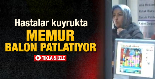 Hastalar sıra beklerken memur oyun oynadı