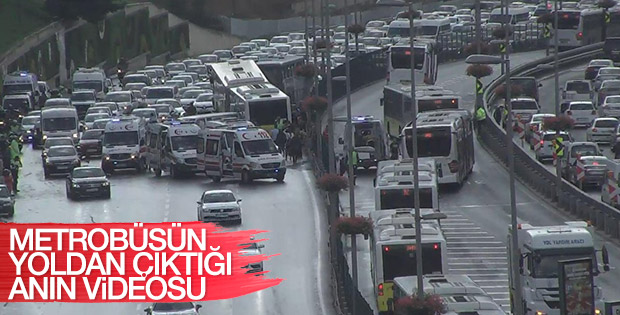 Metrobüsün kaza yaptığı an