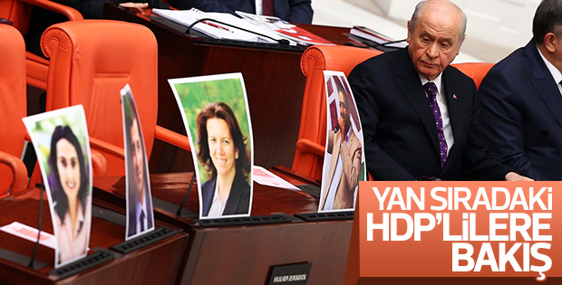 Bahçeli'nin HDP sıralarına bakışı