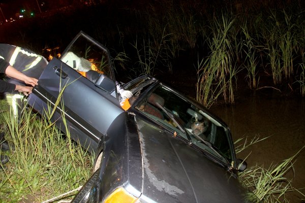 Muğla'da kanala devrilen otomobilin sürücüsü kurtarıldı 