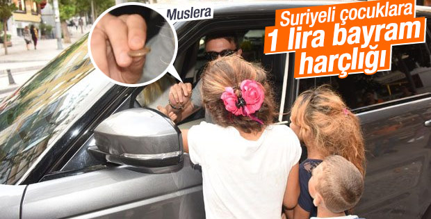 Muslera çocuklara 1 lira bayram harçlığı verdi