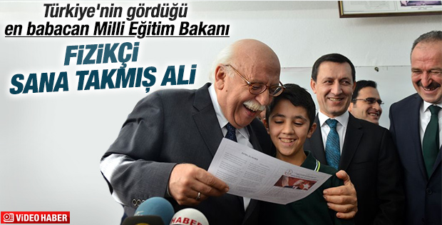 Bakan Nabi Avcı öğrencilere karne dağıttı
