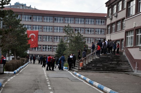 Naftalin şakası kötü bitti: 12 öğrenci hastanelik oldu