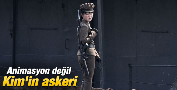 Nöbet tutan Kuzey Koreli kadın asker