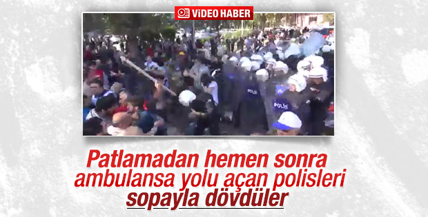 Ambulansa yol açan polisleri dövdüler