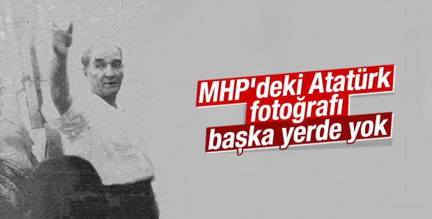 Bozkurt işareti yapan Atatürk