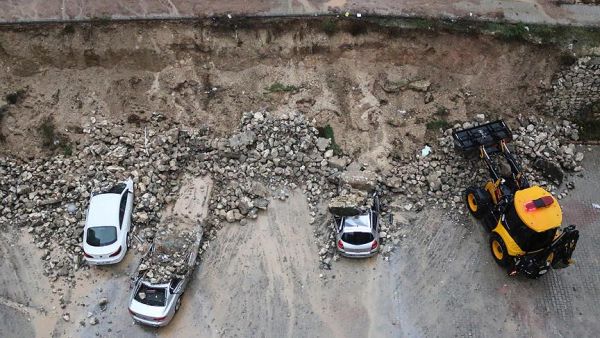 Adana'da istinat duvarı araçların üzerine çöktü