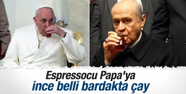 Papa ince belli bardakta Türk çayı içti