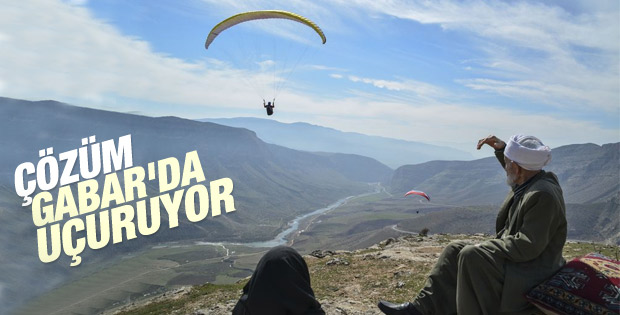 Siirt'teki dağlarda yamaç paraşütü keyfi