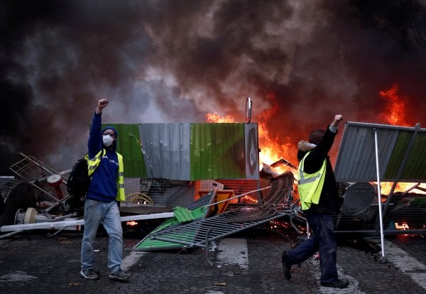 Fransa'da akaryakıt zammı protestoları sertleşiyor