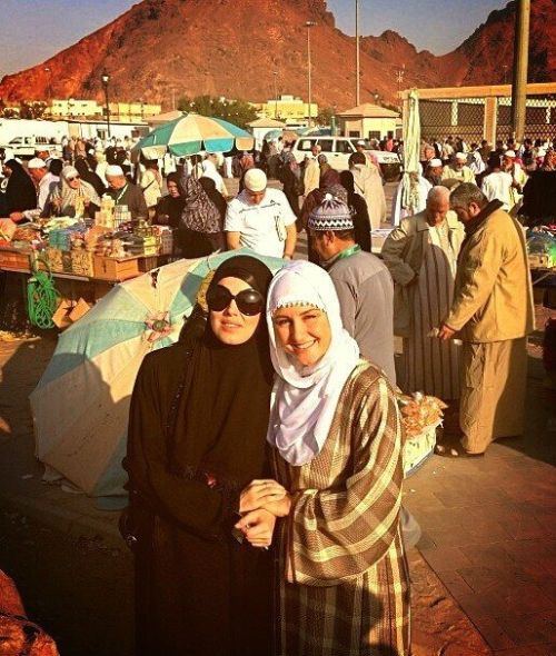 Çarşaflı ve D&amp;G gözlüklü Petek Dinçöz - Resim: 0