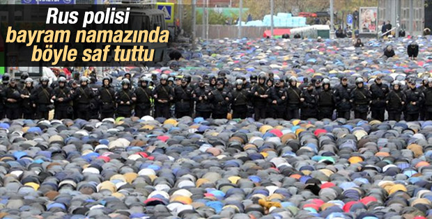 Moskova'da polis gözetiminde namaz