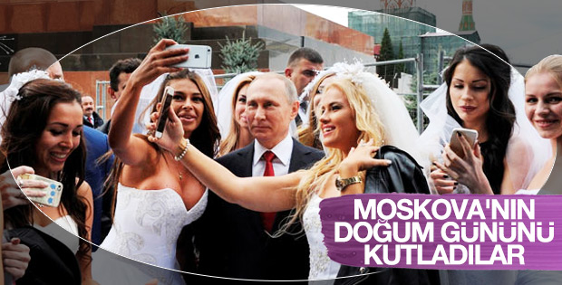 Genç kızların Putin'le selfie yarışı