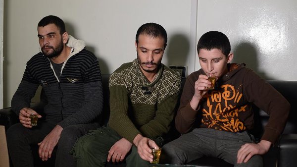 PYD'nin zorla silah altına aldığı gençler ÖSO'ya sığındı