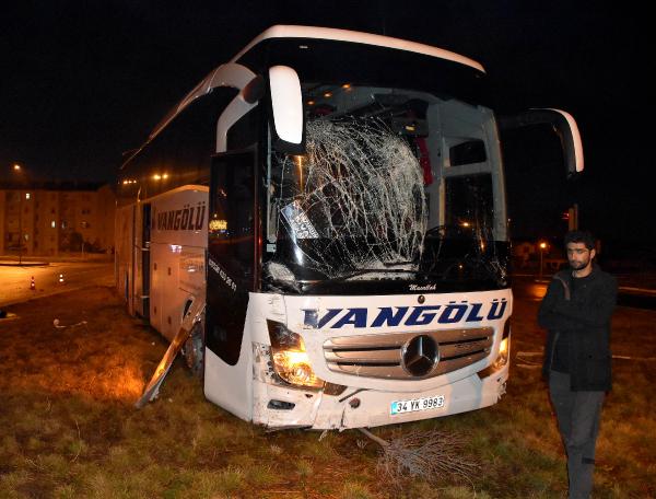 Sivas'ta yolcu otobüsüyle otomobil çarpıştı
