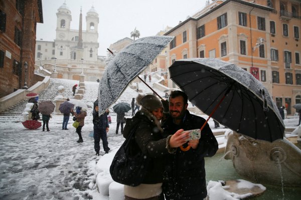 Roma'da 6 yıl sonra ilk kez kar yağdı