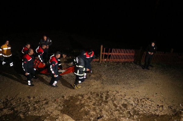 Adana'da genç kız önce taksiden sonra köprüden atladı