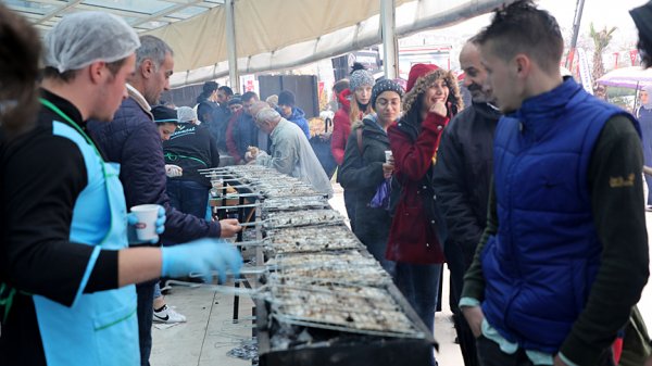 2 günde ayıklanan 1,5 ton hamsi 2 saatte tüketildi