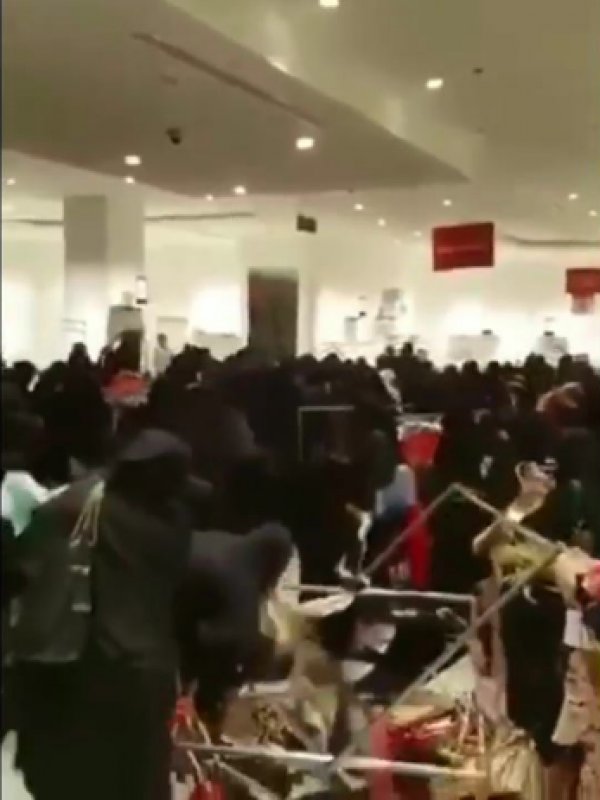 Suudi Arabistan’da kadınların alışveriş çılgınlığı Suudi Arabistan’da kadınların alışveriş çılgınlığı
