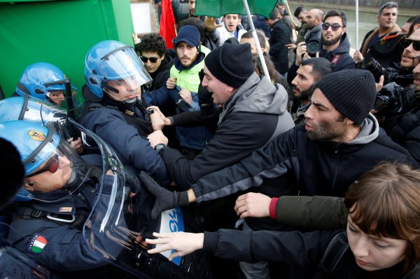 İtalyan polislerinden terör yanlılarına dayak