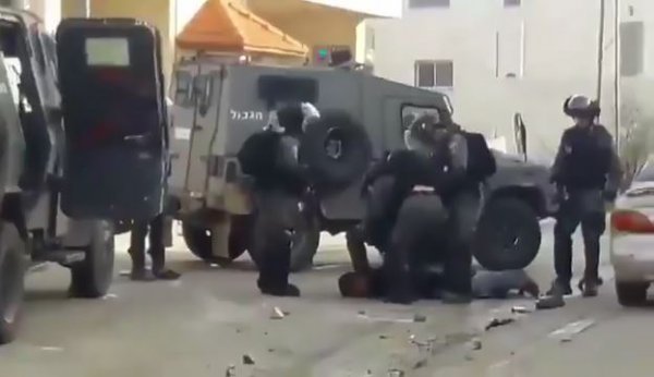 İsrail askerleri 11 Filistinliyi gözaltına aldı 
