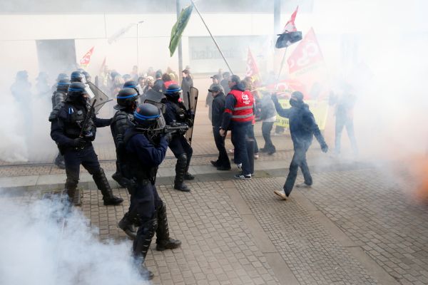 Fransa'da eylemciler polislere 'asfalt' ile saldırdı