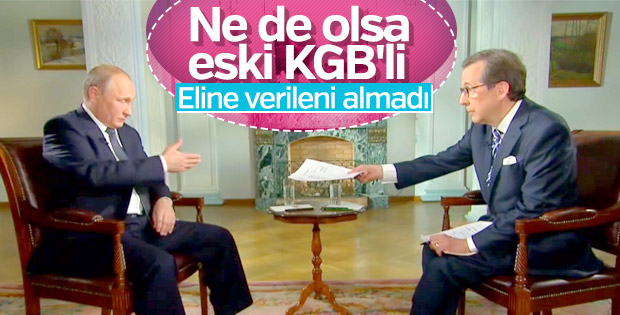 Putin Fox News'ta kendisine uzatılan kağıdı almadı