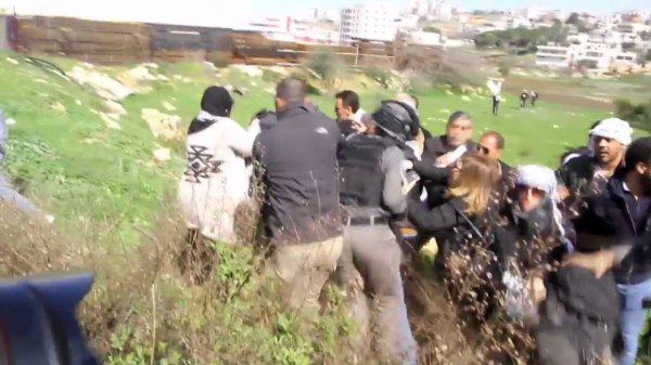 İsrail polislerinden Filistinli göstericilere biber gazı