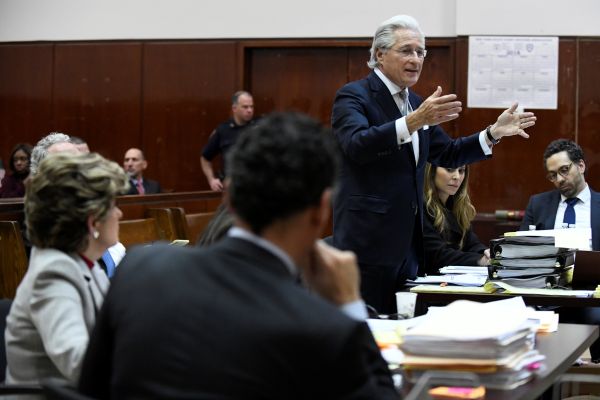 Trump'ı tacizle suçlayan kadından dava