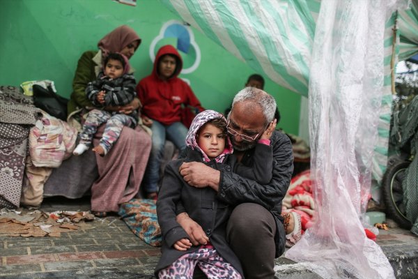 Gazze'deki evsiz aileler kışı çadırda geçirmeye çalışıyor