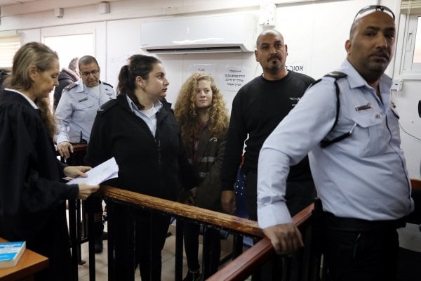 Filistinli cesur kız Ahed'in duruşması ertelendi