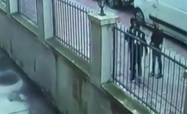 İstanbul´da sokak ortasında gasp dehşeti kamerada