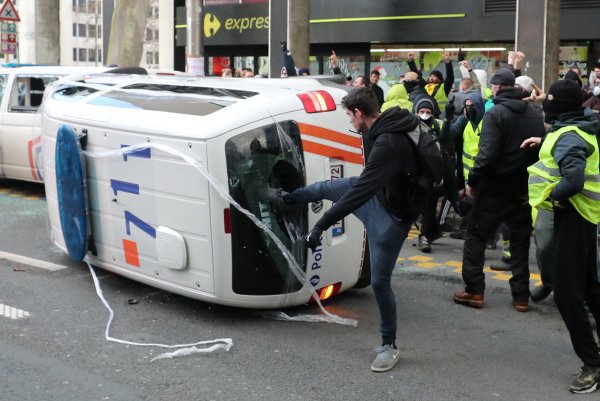 Brüksel'de polis şiddeti başladı