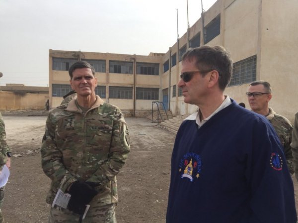 CENCTOM komutanı Rakka'da teröristleri ziyaret etti