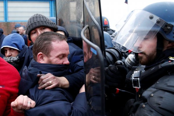 Fransa'da grevdeki gardiyanlara polisler müdahale etti