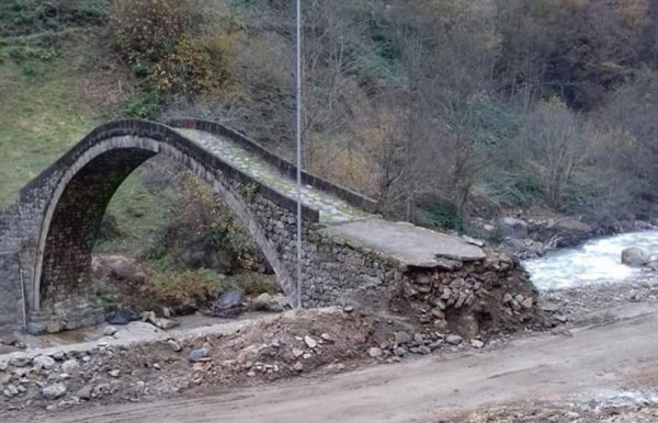 Rize’de yol yaparken tarihi köprüye zarar verildi