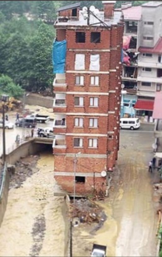Rize'de sel felaketi sonrası dere yatağındaki bina boşaltıldı