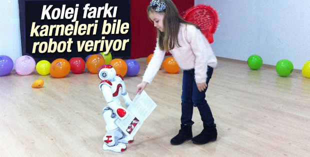 İstanbul'da bir kolejde karneleri robot dağıttı