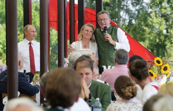 Putinin Avusturya dışişleri bakanına düğün hediyesi ne olacak 77