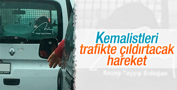 Trafikte Recep Tayyip Erdoğan imzalı arabalar