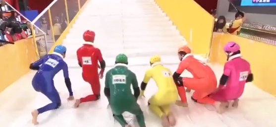 Kaygan merdivenleri tırmanmaya çalışan yarışmacılar