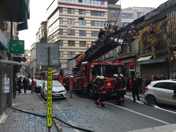Karaköy'de bir iş merkezinde yangın çıkıtı