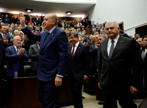 Davutoğlu, grup toplantısına Erdoğan ve Yıldırım ile birlikte geldi